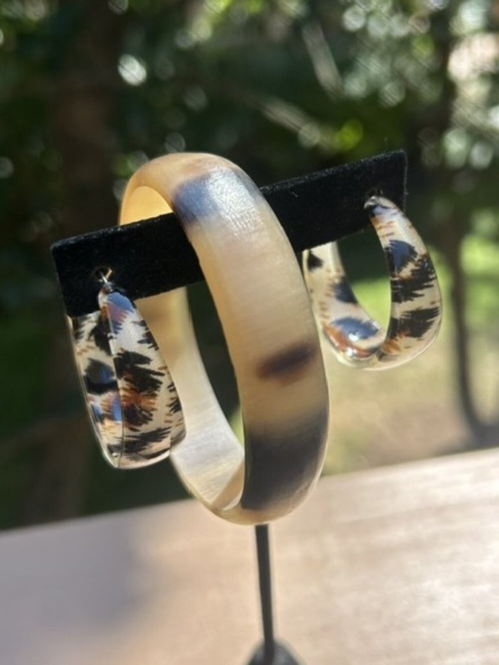 NATURAL HORN Style Brown Beige Amber Bangle Bracelet/Lucite Earrings SET